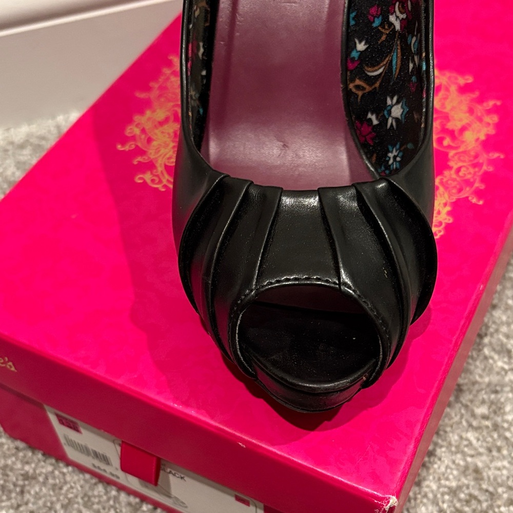 Candie's Elegant Black Peep Toe Heels - Picture 3 of 4